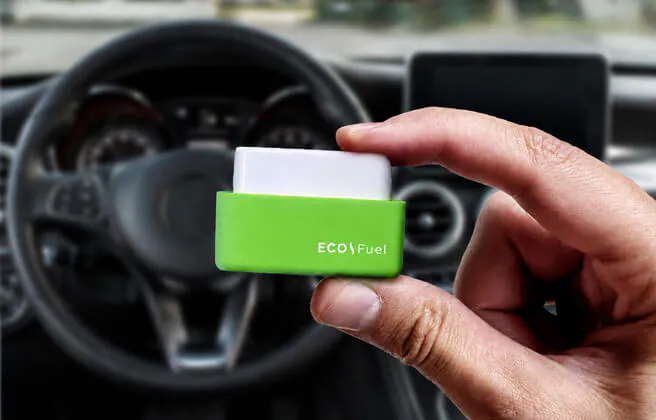 Fuel Saver compact sur fond sombre